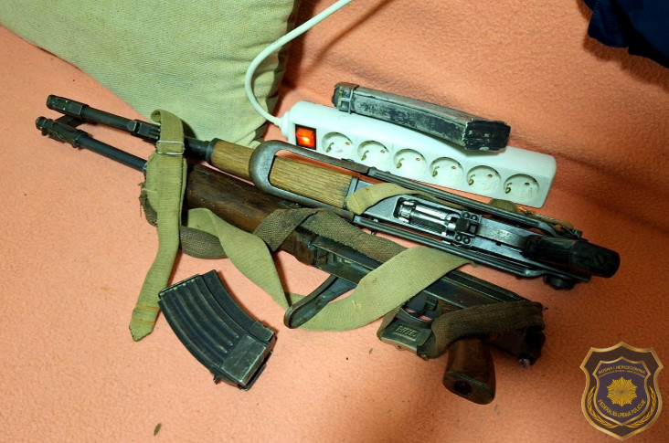 Bosnia-and-Herzegovina-avmp/Cetiri-lica-iz-Sarajeva-lisena-slobode-pronadene-automatske-puske-pistolji-i-droga_2