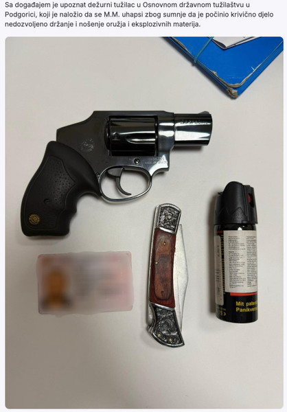 Montenegro-avmp/FOTO-Policija-kod-Toloske-sume-zaustavila-vozaca_-Pronaden-revolver-rucni-_1