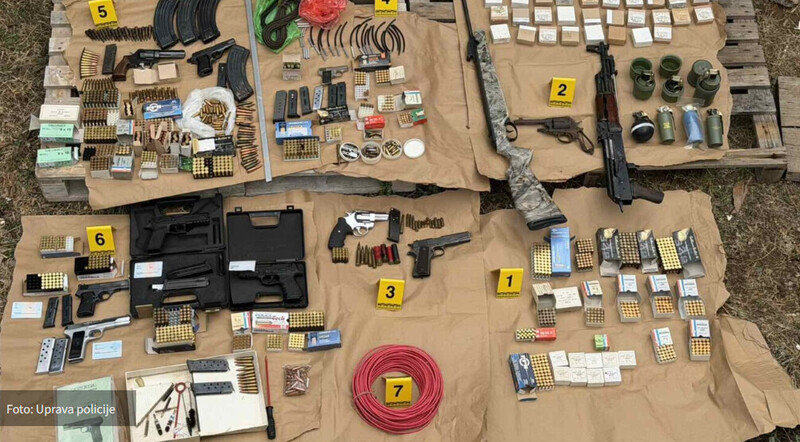 Montenegro-avmp/Podgorica-Uhapsene-tri-osobe-zaplijenjeno-12-komada-oruzja-vise-od-2.000-komada-municije-sedam-bombi-detonatorska-sredstva_3