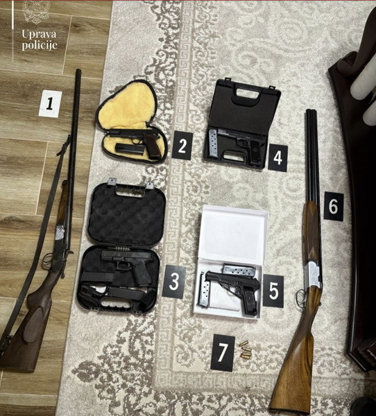Montenegro-avmp/Policija-na-jugu-zaplijenila-14-komada-oruzja-snajper-kokain-vozilo-uhapsena-operativno-interesantna-osoba_2