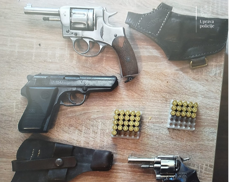 Montenegro-avmp/Pretresom-u-Sutomoru-oduzeti-pistolj-revolver-i-municija_2