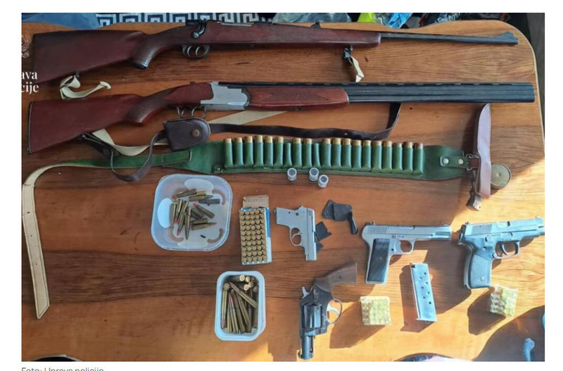 Montenegro-avmp/UP-Sluzbenici-SGP-uhapsili-jednu-osobu-pronadeno-blizu-2-kg-marihuane-oduzeti-pistolji-puske-municija-droga..._3
