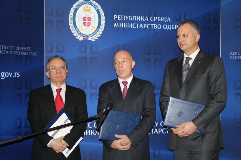 The launch of CASM was marked with an exchange of signtures between Defence Minister Sutanovac, Mr. Infante of UNDP and Ambassador Kypreos on behalf of OSCE