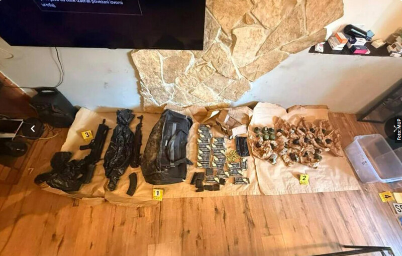 Serbia-avmp/FOTO-VIDEO-BOMBE-AUTOMATSKE-PUSKE-I-TORBE-PUNE-MUNICIJE-Beogradanin-uhapsen-sa-arsenalom-oruzja-Policija-upala-u-kucu-i-otkrila-TAJNI-BUNKER_3