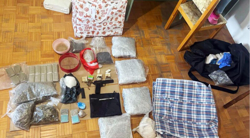 Serbia-avmp/Policija-u-stanu-devetnaestogodisnjaka-pronasla-nekoliko-kilograma-droge-i-oruzje_2
